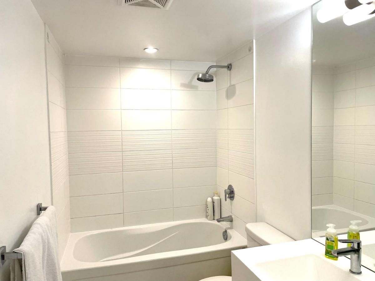 Three-Bedroom Condo With Free Parking Nearby Cn Tower With Lake View Toronto Extérieur photo