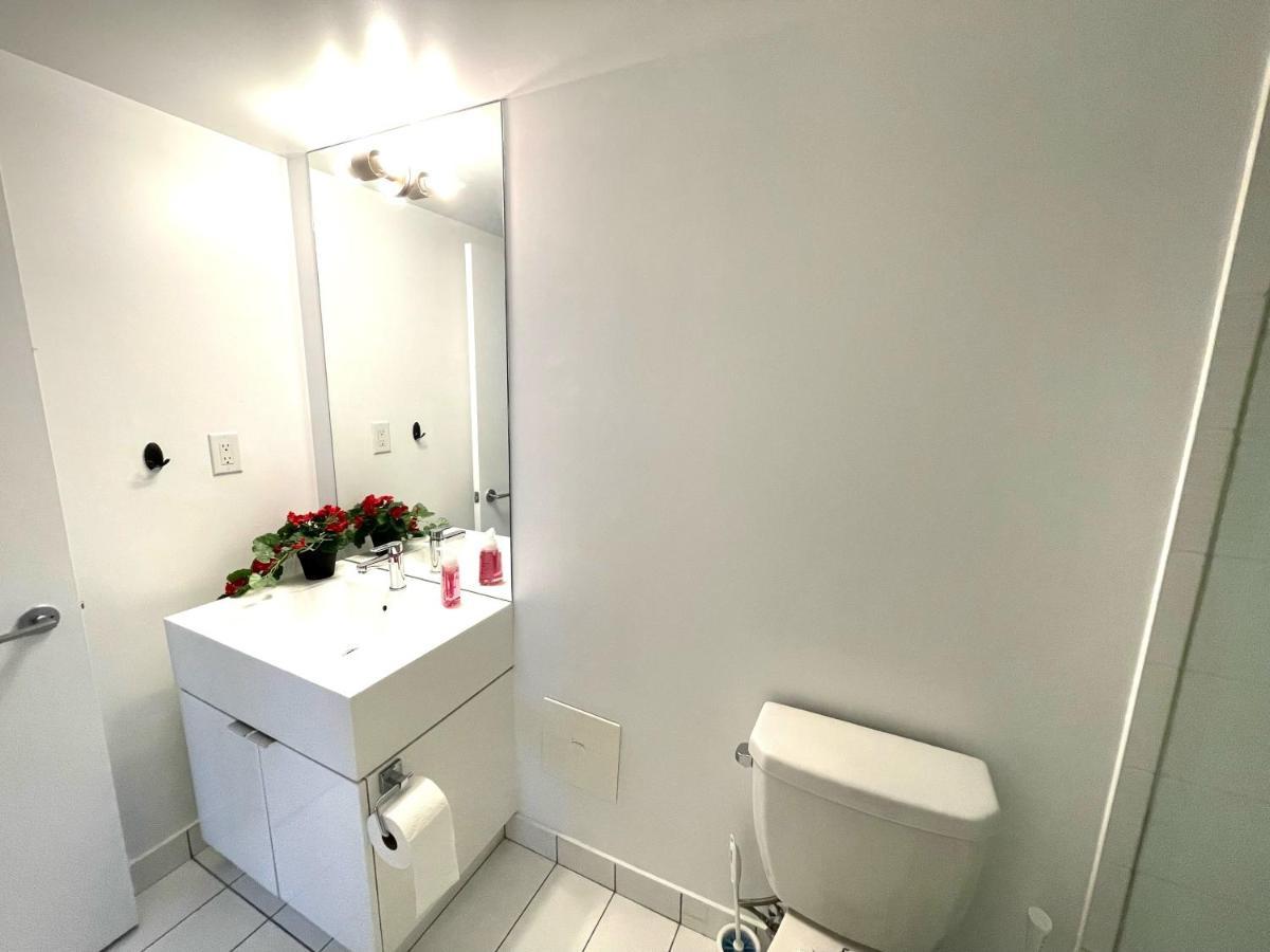 Three-Bedroom Condo With Free Parking Nearby Cn Tower With Lake View Toronto Extérieur photo
