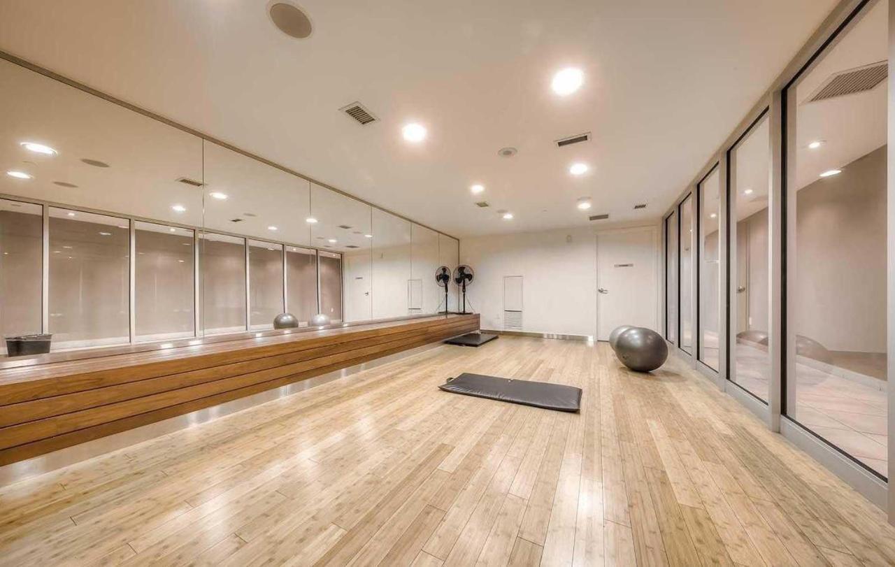 Three-Bedroom Condo With Free Parking Nearby Cn Tower With Lake View Toronto Extérieur photo